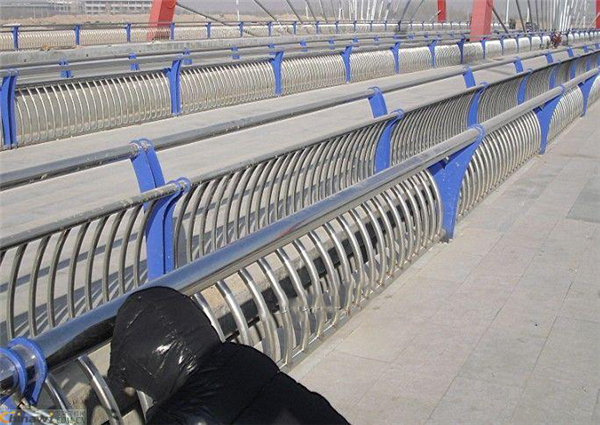 宁波不锈钢复合管护栏一种安全而耐用的防护解决方案